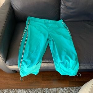 NWOT Comfy Blue Capris. Size Medium